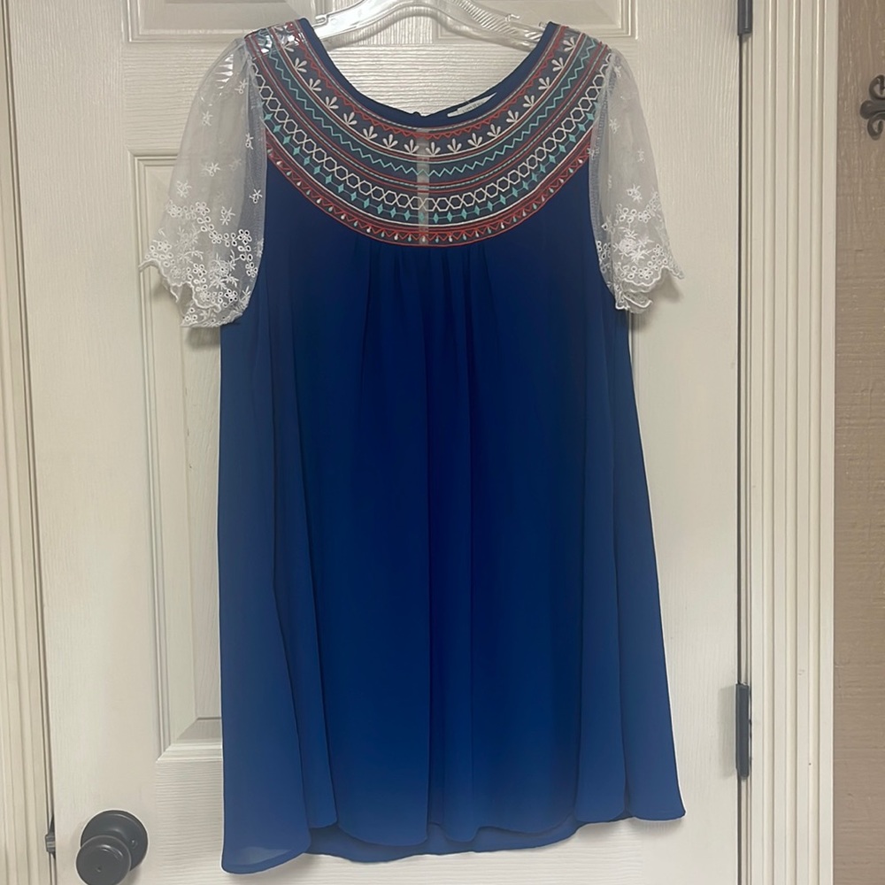 UMGEE tunic blouse. Tag says small. I think it fits more like a medium.